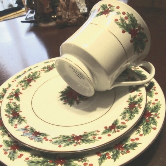 🎄(Reduced) Vintage Christmas Holly Berries 24K Gold Tea Cup/Dessert Plate Set - Picture 6 of 15